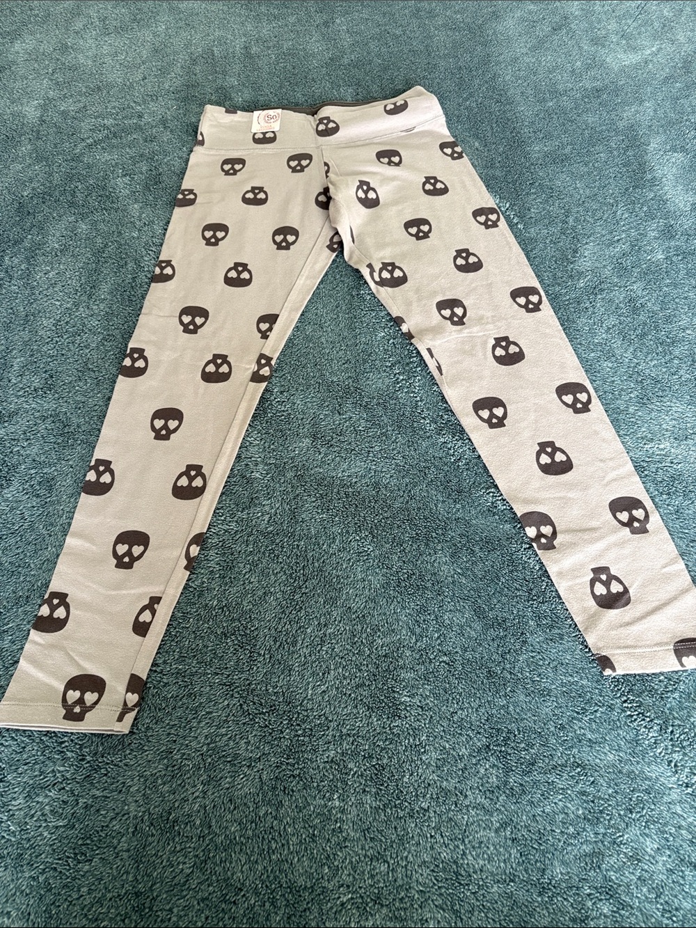 SO Cream Leggings with Black Skull Print